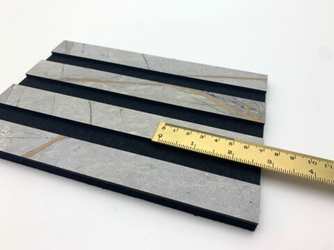 Detailaufnahme mit Lineal des ACOUSTIC WALL PANELS AP in der Farbe LIMESTONE Grey