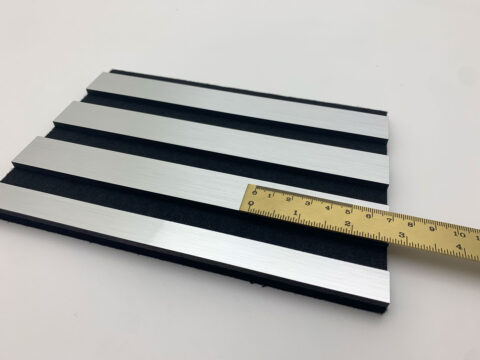 Detailaufnahme mit Lineal des ACOUSTIC WALL PANELS AP in der Farbe Silver