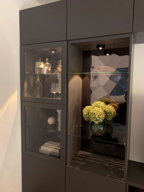 dunkle Wohnzimmerschrank mit spiegelnder Rückwand